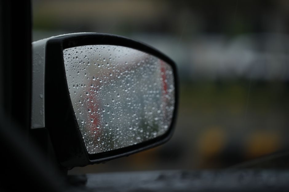 汽車後視鏡與側窗雨天水滴特寫