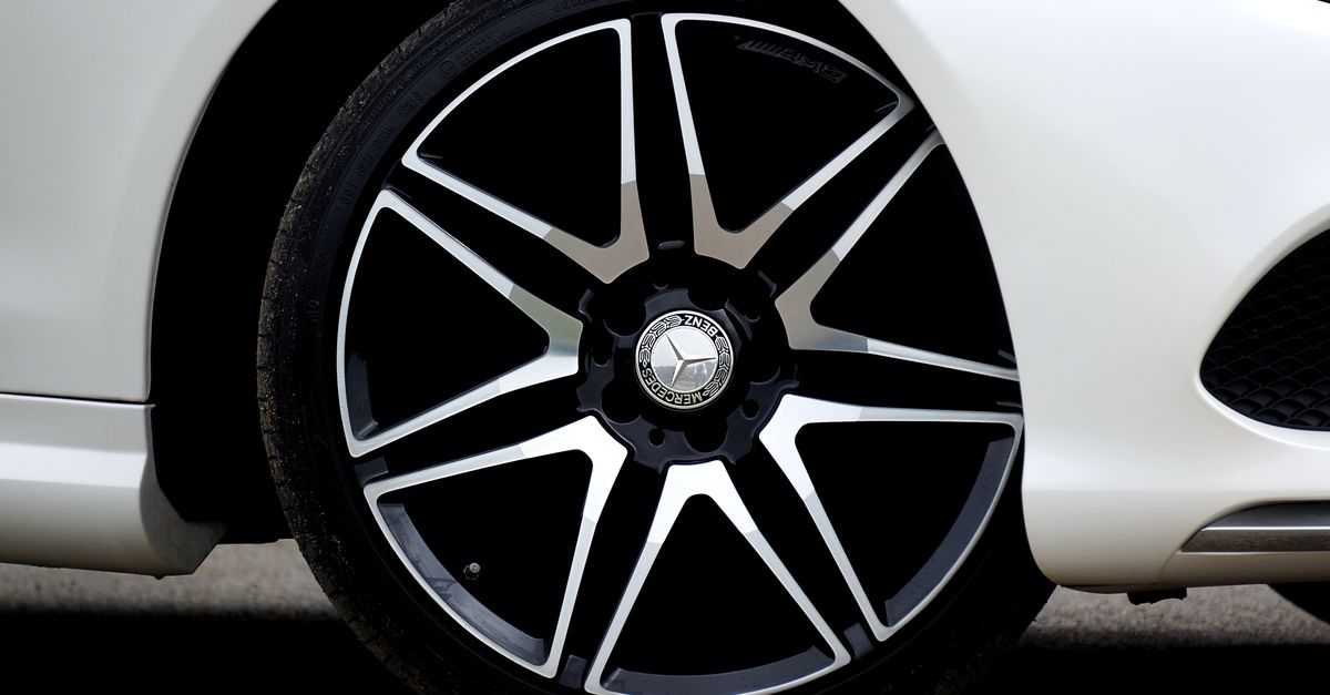 銀色精緻汽車鋁合金輪圈與輪胎特寫